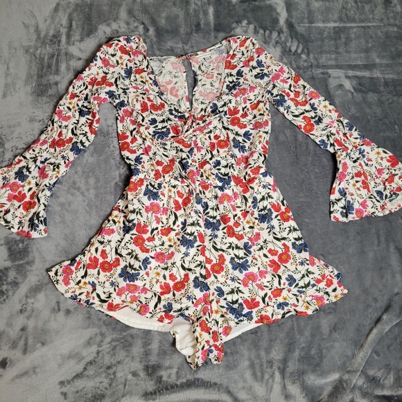 American Eagle Romper bell sleeve size medium - Picture 4 of 13